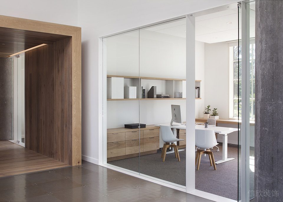 深圳寶安匯聚創(chuàng)新園1000平方米淺色調(diào)原木簡(jiǎn)約風(fēng)辦公室裝修案例經(jīng)理室白色邊框玻璃隔斷