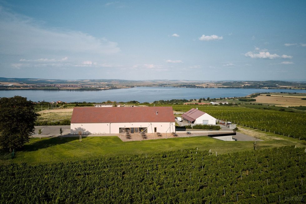 深圳寶安簡約輕工業(yè)酒館外觀裝修設計