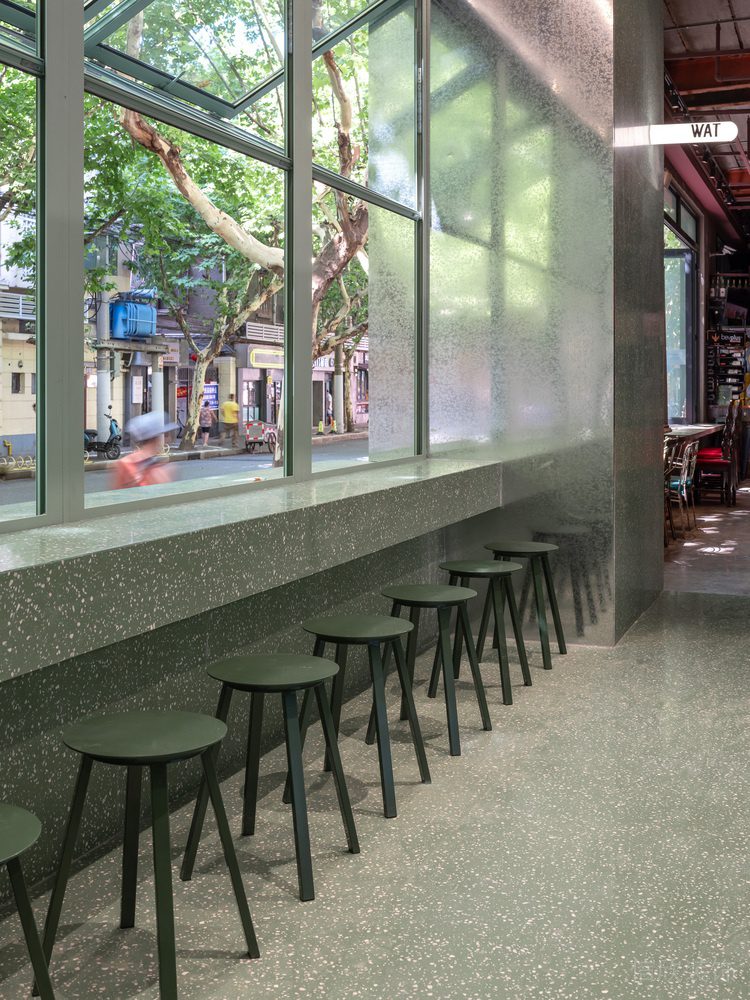 深圳寶安區(qū)簡(jiǎn)約休閑風(fēng)酒吧墨綠吧臺(tái)裝修設(shè)計(jì)