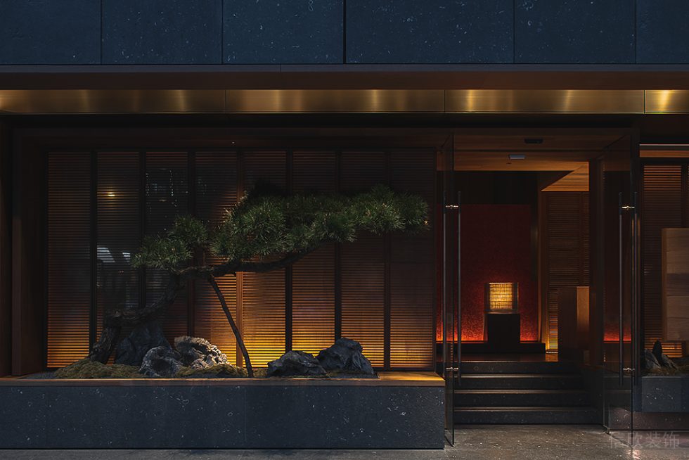 深圳寶安區(qū)中式典雅高級(jí)餐廳原木色木質(zhì)門頭裝修設(shè)計(jì)