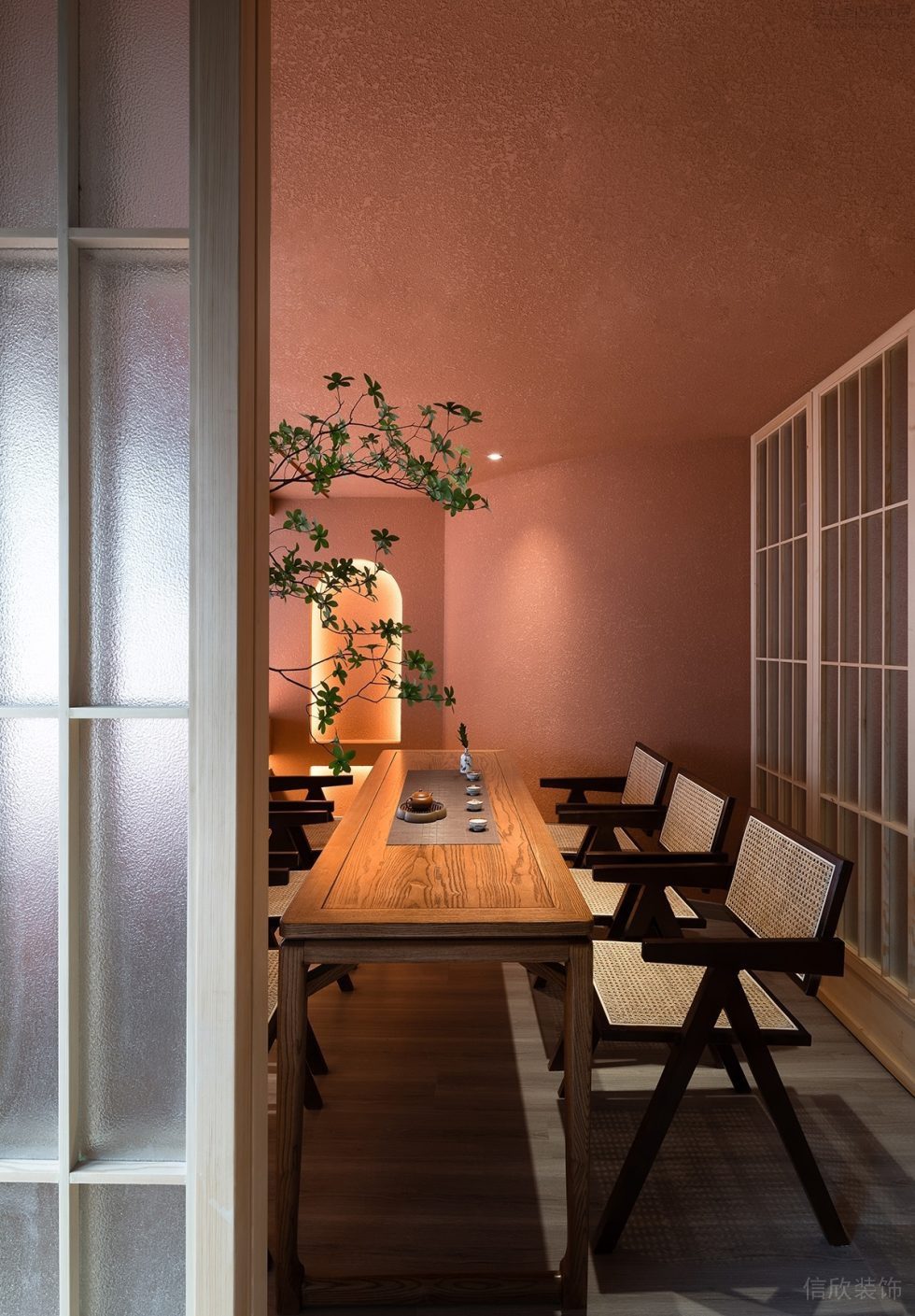 深圳寶安現(xiàn)代風(fēng)茶館純木長桌裝修設(shè)計