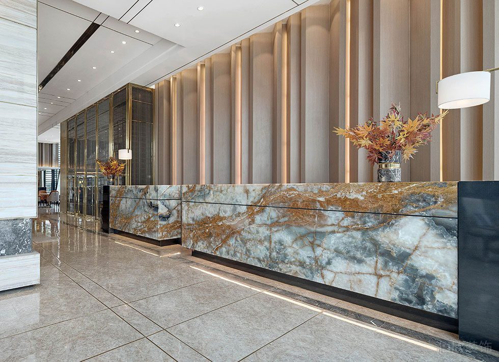 深圳福田區(qū)生命保險(xiǎn)大廈蓮花玫瑰金色調(diào)輕奢風(fēng)格辦公室裝修設(shè)計(jì)案例 前臺(tái)服務(wù)臺(tái)