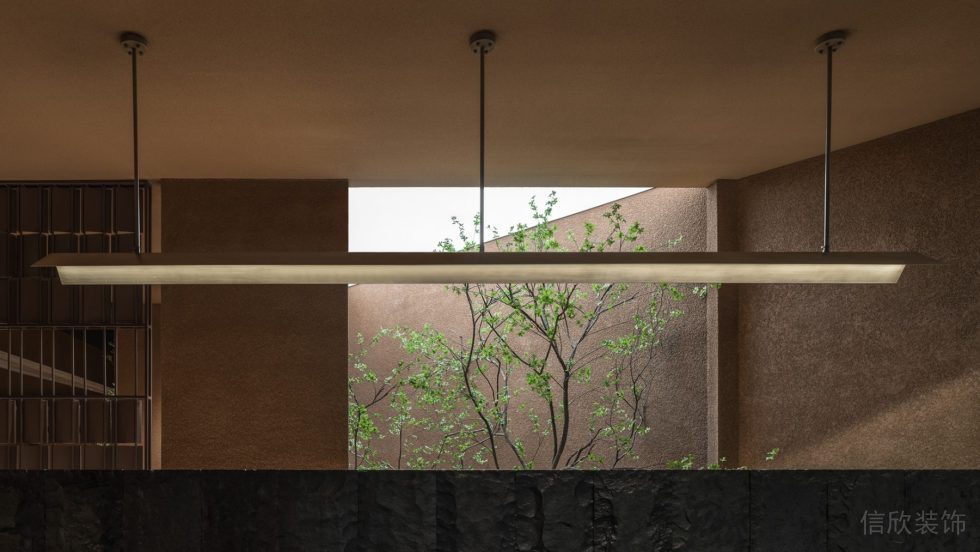 深圳福田新中式木質(zhì)餐廳條形吊燈裝修設(shè)計(jì)