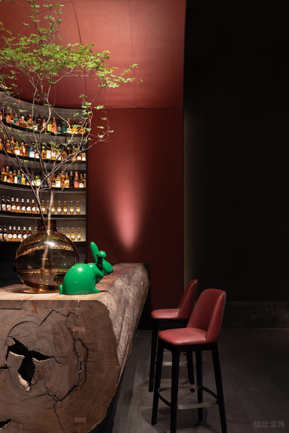 深圳福田新中式文化磚餐廳紅色吧臺裝修設(shè)計
