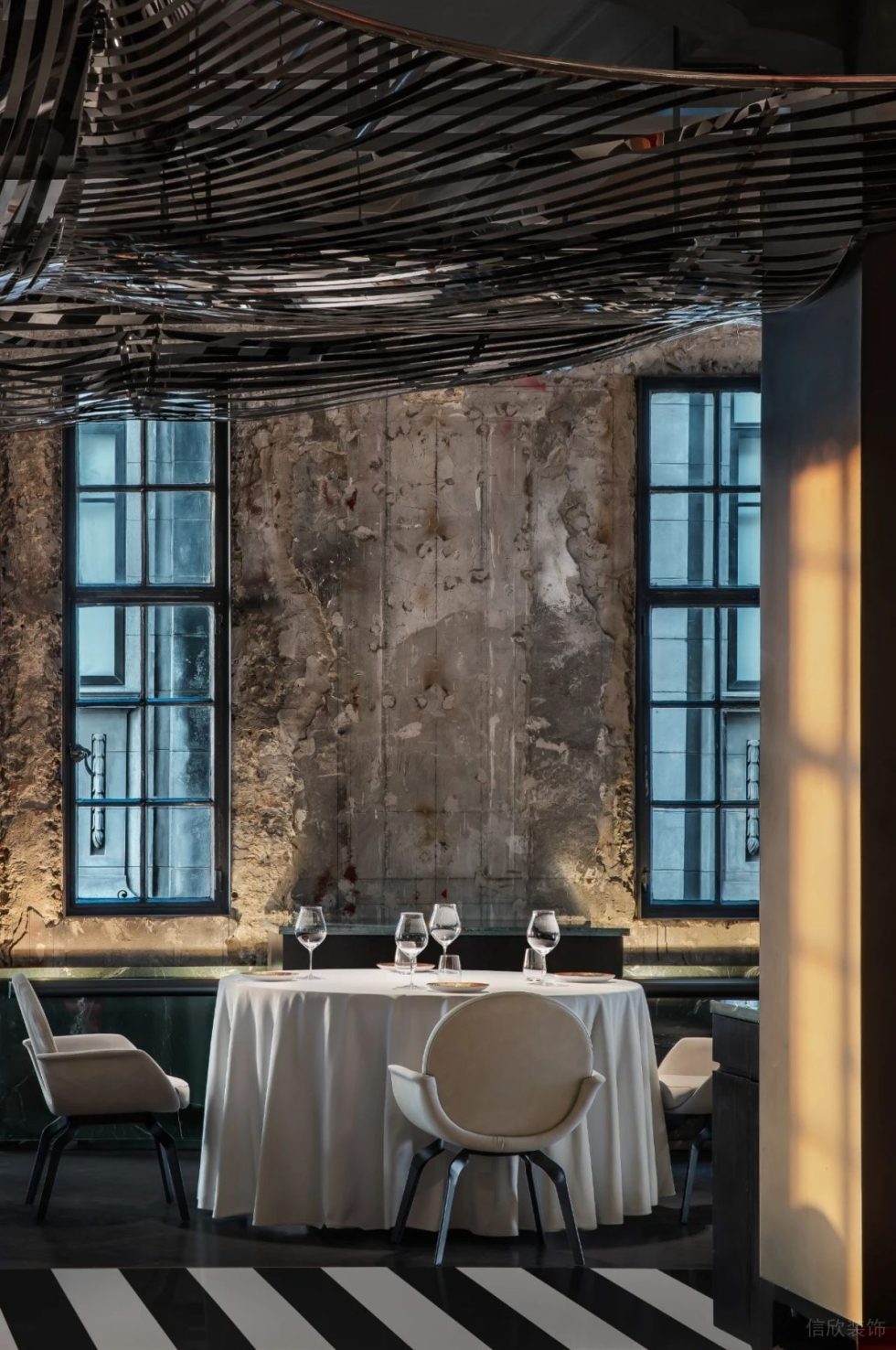 粗礦的工業(yè)風(fēng)餐廳裝修效果圖