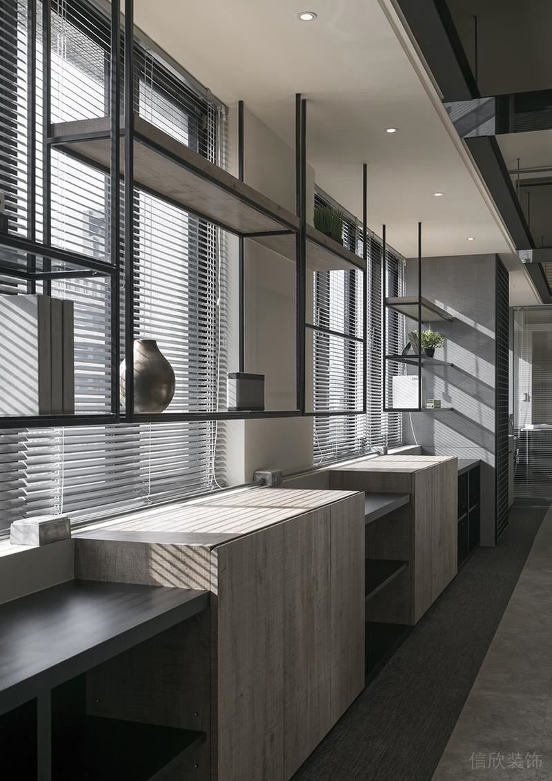 深圳龍崗福民達(dá)科創(chuàng)中心黑白灰極簡風(fēng)設(shè)計(jì)理念辦公室裝修案例辦公區(qū)黑色烤漆鍍鋅方管裝飾吊柜