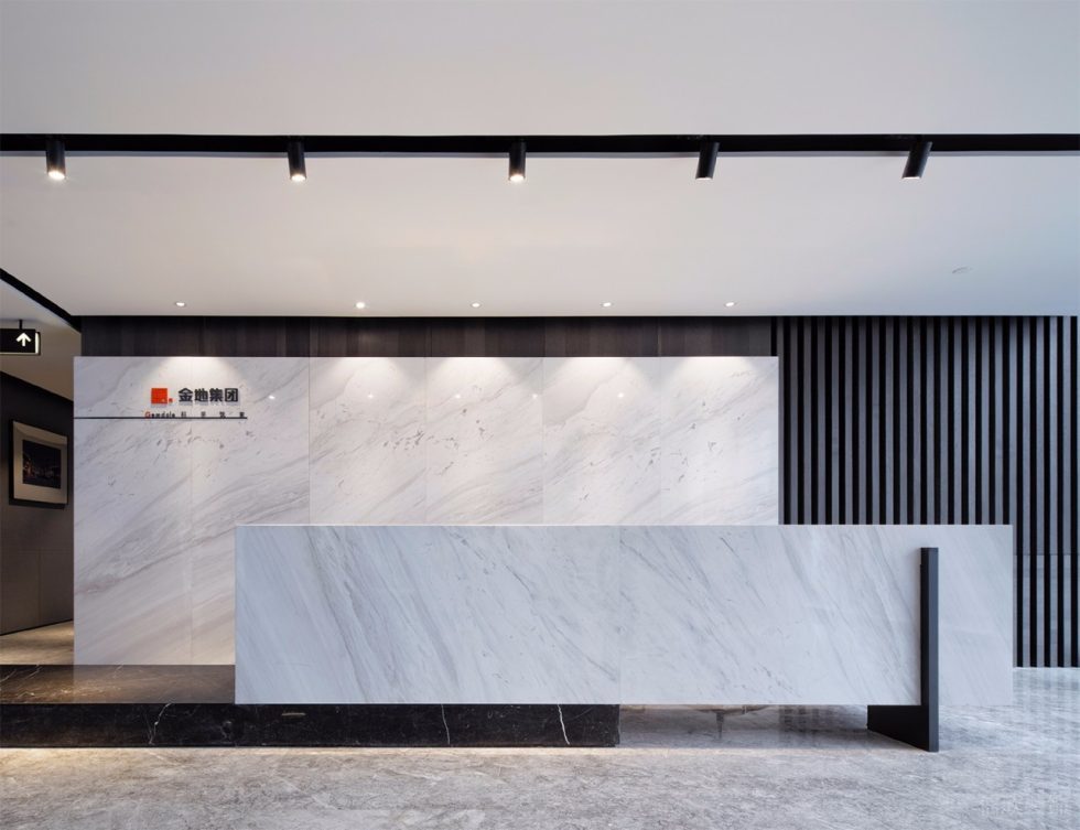 深圳龍崗惠恒大廈現(xiàn)代簡約風格設計理念辦公室裝修案例前廳接待臺