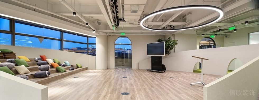 深圳龍崗山海商業(yè)廣場工業(yè)現(xiàn)代風設(shè)計特色辦公室裝修案例階梯式休閑廳地面鋪貼