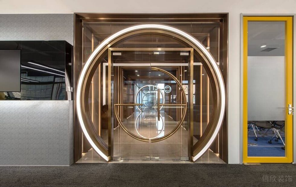 深圳龍崗山海商業(yè)廣場工業(yè)現(xiàn)代風設(shè)計特色辦公室裝修案例鈦金不銹鋼特色造型入戶大門