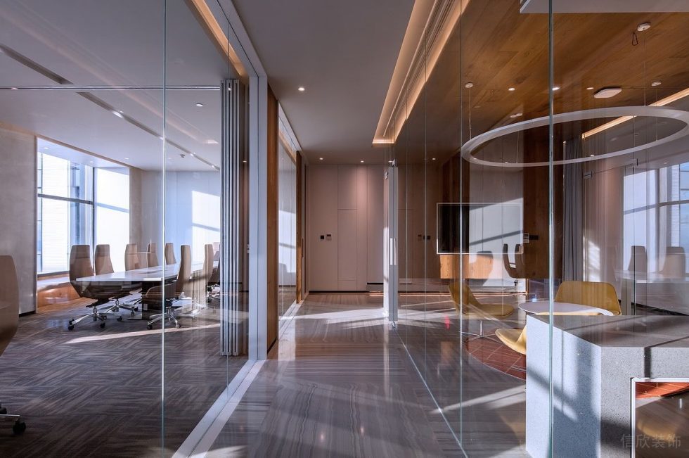 深圳龍崗萬(wàn)國(guó)城大廈簡(jiǎn)約現(xiàn)代風(fēng)設(shè)計(jì)特色辦公室裝修案例過(guò)道玻璃隔墻