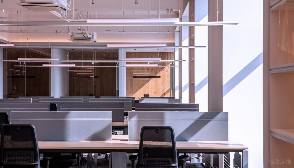 深圳龍崗萬(wàn)國(guó)城大廈簡(jiǎn)約現(xiàn)代風(fēng)設(shè)計(jì)特色辦公室裝修案例綜合辦公大廳桌椅組合