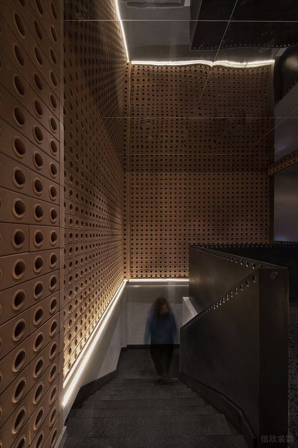 深圳龍崗現(xiàn)代摩登餐廳樓梯裝修設(shè)計(jì)
