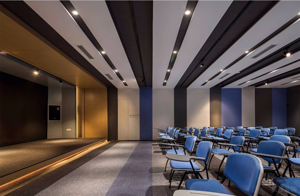 深圳龍崗億源通創(chuàng)新產(chǎn)業(yè)園現(xiàn)代工業(yè)風(fēng)設(shè)計(jì)特色辦公室裝修案例培訓(xùn)室