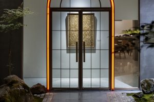 深圳龍華區(qū)侘寂風(fēng)酒吧玻璃大門(mén)裝修設(shè)計(jì)