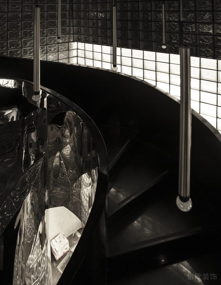 深圳龍華區(qū)黑色金屬酒吧不銹鋼樓梯裝修設(shè)計