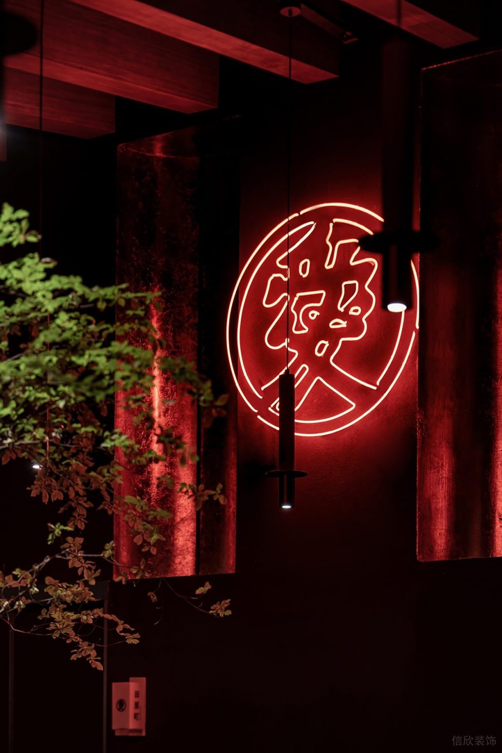 深圳龍華區(qū)神秘日式高級黑金輕奢風(fēng)酒吧頂部裝修設(shè)計