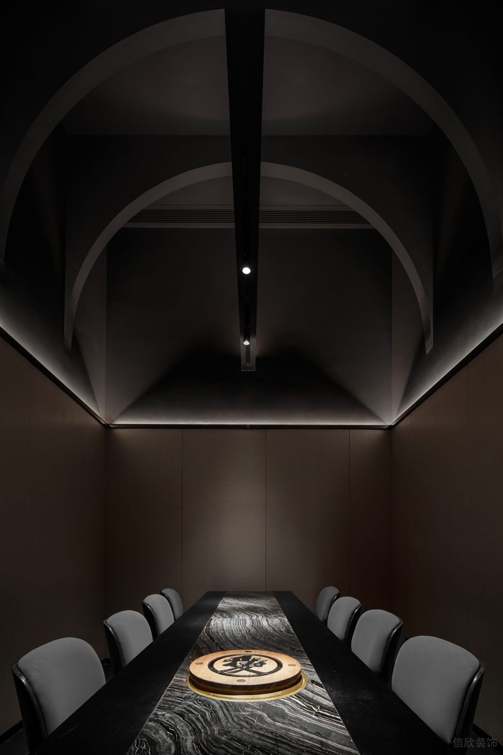 深圳龍華區(qū)神秘日式高級黑金輕奢風(fēng)酒吧拱形頂裝修設(shè)計