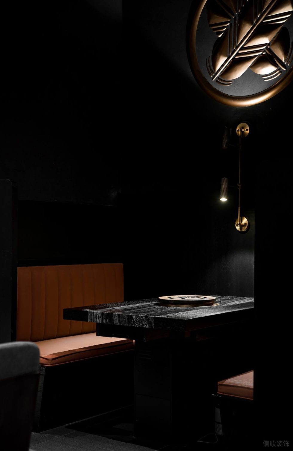 深圳龍華區(qū)神秘日式高級黑金輕奢風(fēng)酒吧卡座裝修設(shè)計