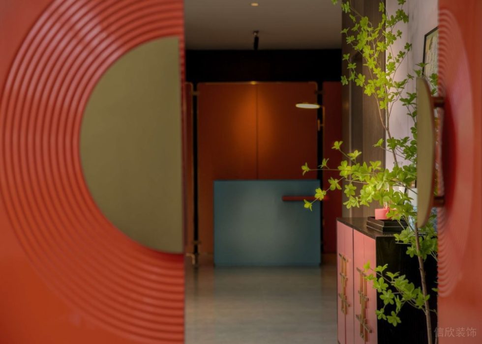 深圳龍華新中式風(fēng)格餐廳紅藍撞色典雅包廂入口裝修設(shè)計