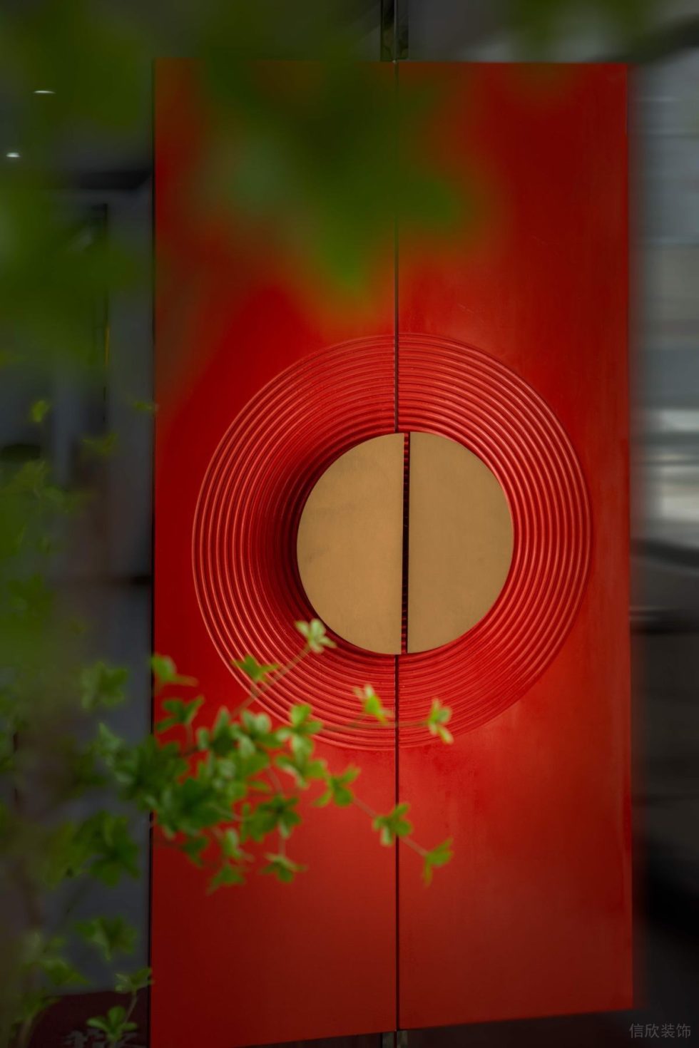 深圳龍華新中式風(fēng)格餐廳紅色古典雕刻包廂大門裝修設(shè)計