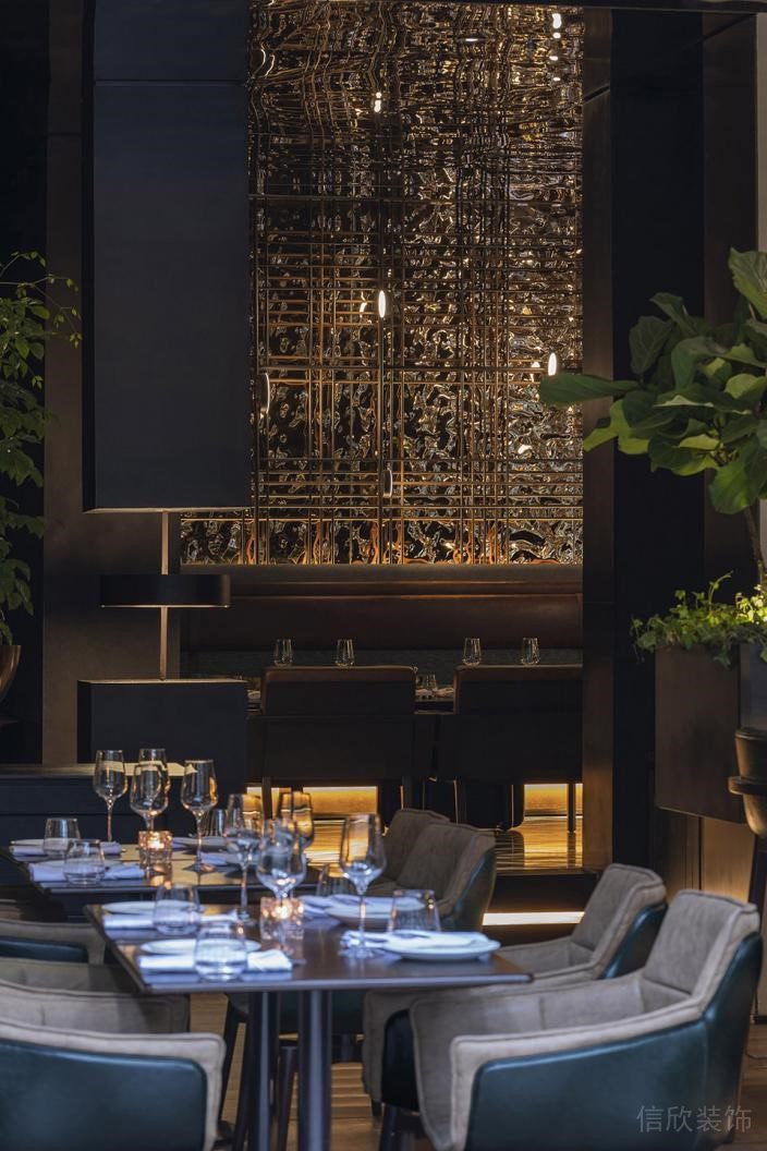 深圳南山工業(yè)風(fēng)餐廳散座區(qū)水波紋墻面設(shè)計(jì)裝修