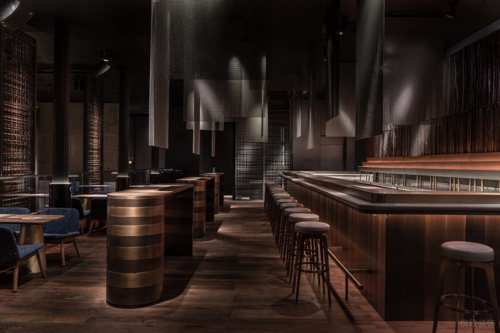 深圳南山黑色金屬高雅酒吧用餐區(qū)裝修設計