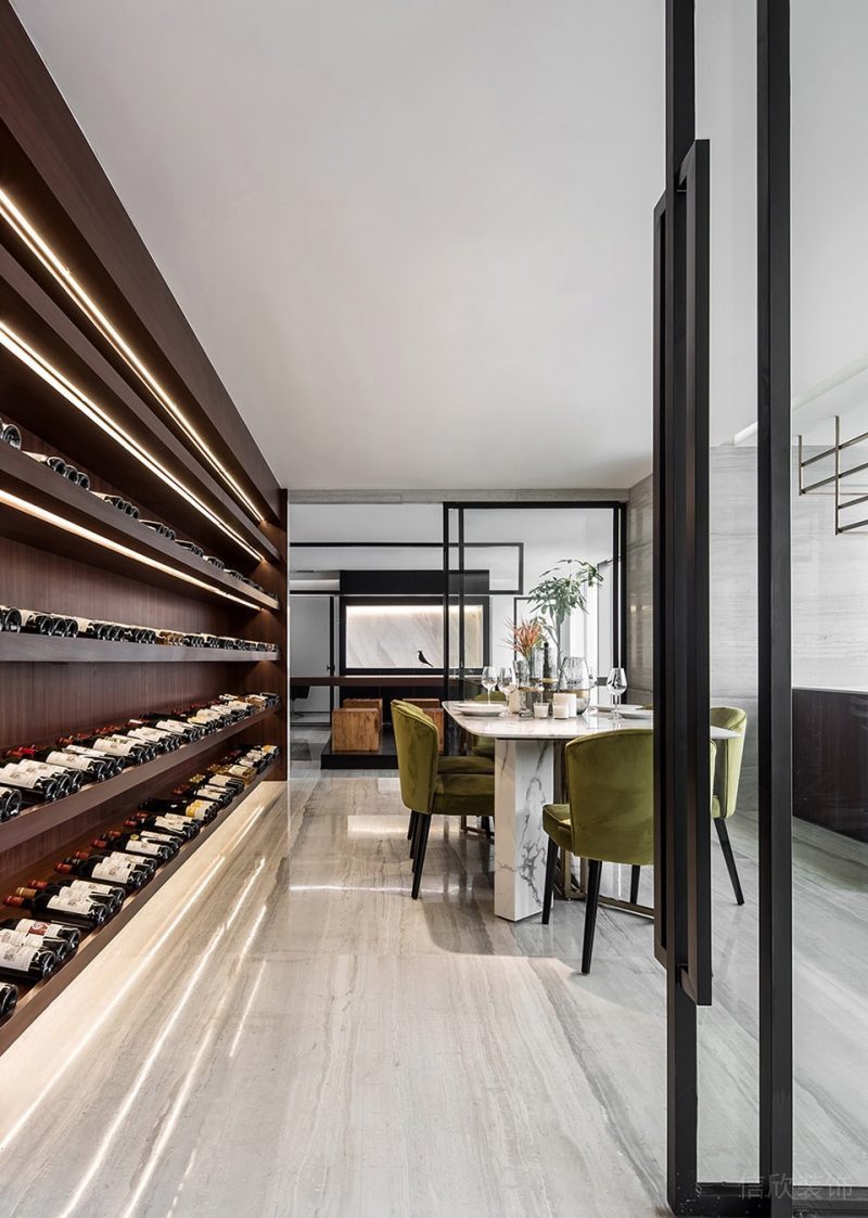 深圳南山豪威科技大廈1500平方米黑白灰現(xiàn)代極簡(jiǎn)風(fēng)辦公室裝修案例接待室深木色酒柜 深圳南山豪威科技大廈1500平方米黑白灰現(xiàn)代極簡(jiǎn)風(fēng)辦公室裝修案例接待室深木色酒柜