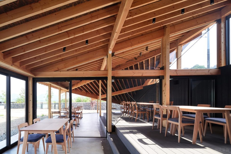 深圳南山區(qū)北歐原木自然休閑風(fēng)酒吧用餐區(qū)裝修設(shè)計