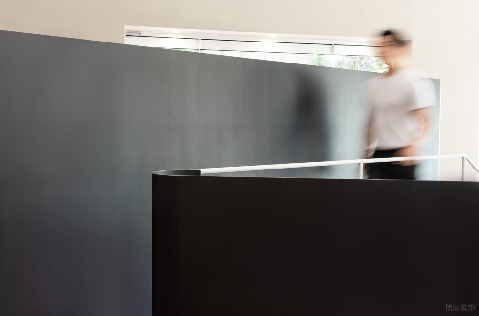 深圳南山區(qū)極簡(jiǎn)風(fēng)咖啡廳黑色不銹鋼隔斷穿插設(shè)計(jì)裝修