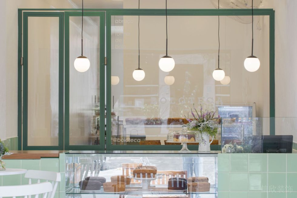 深圳南山區(qū)現(xiàn)代簡(jiǎn)約風(fēng)甜品店玻璃柜臺(tái)設(shè)計(jì)裝修