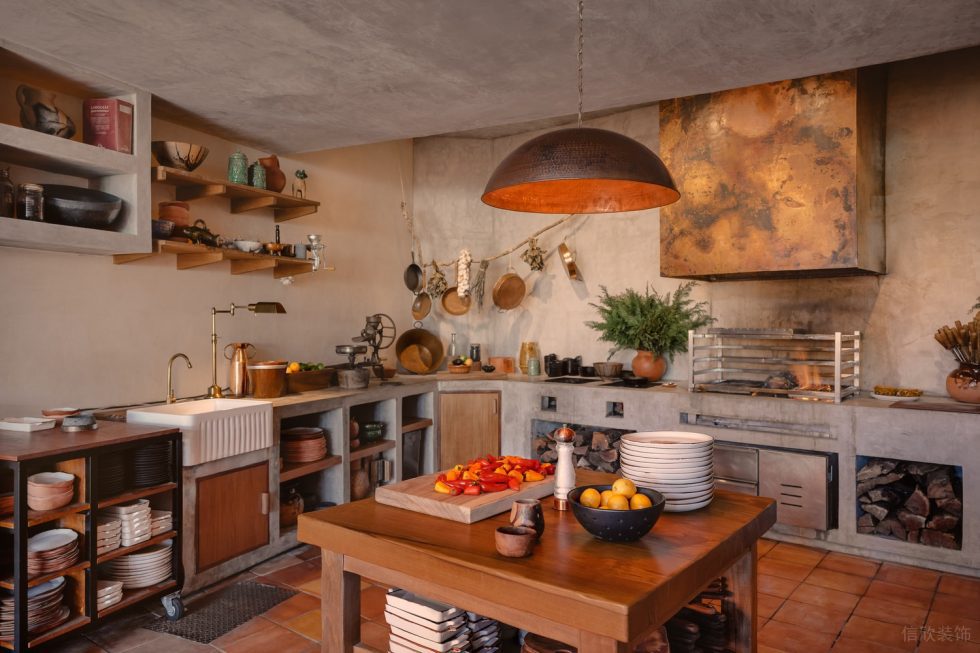 深圳南山區(qū)原木風(fēng)餐廳橙色點(diǎn)綴裝修設(shè)計