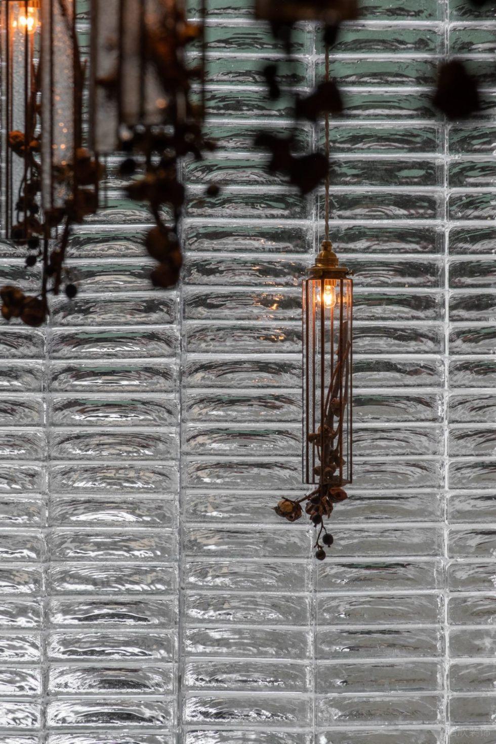 深圳南山區(qū)原木風(fēng)餐廳玻璃磚設(shè)計裝修