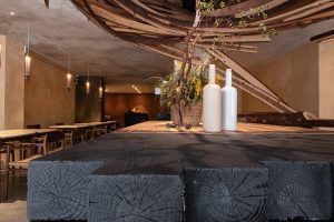 深圳南山區(qū)原木風(fēng)餐廳吧臺(tái)黑色原木設(shè)計(jì)裝修