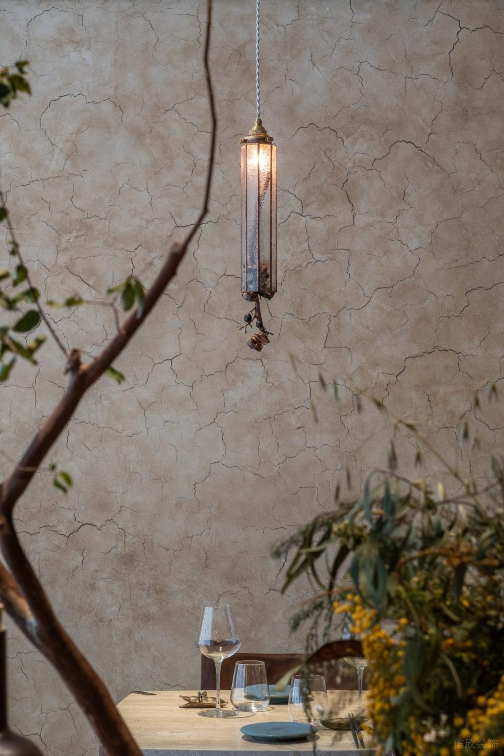 深圳南山區(qū)原木風(fēng)餐廳餐桌設(shè)計裝修