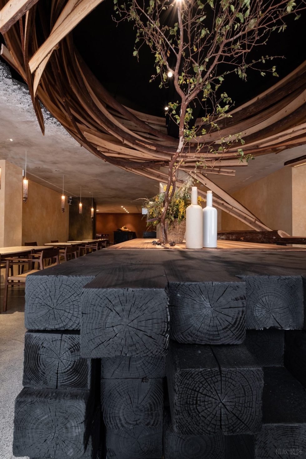 深圳南山區(qū)原木風(fēng)餐廳吧臺黑色原木設(shè)計裝修