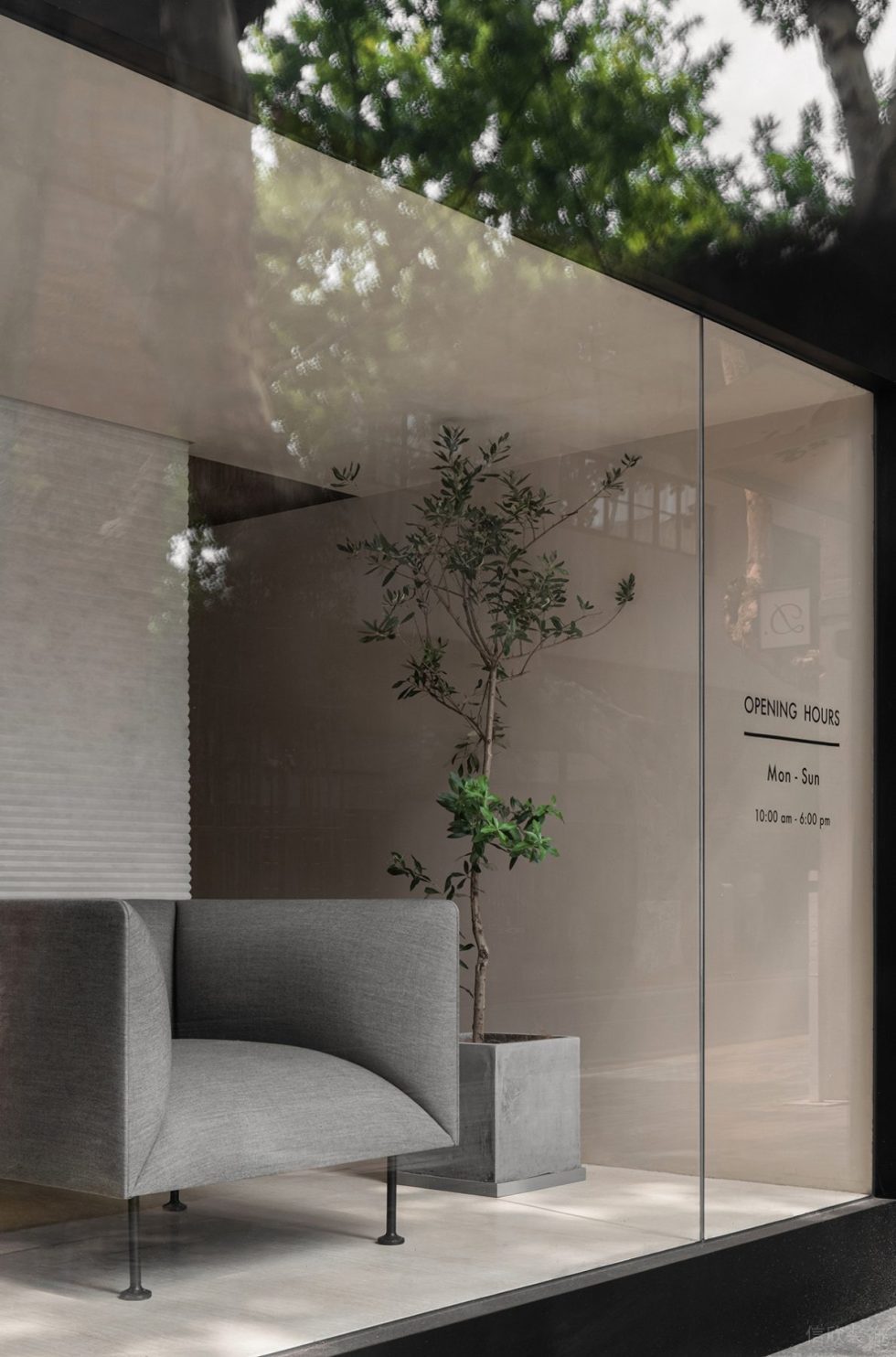 深圳市寶安區(qū)福永lougne Suit服裝定制店裝修設(shè)計(jì)-落地窗