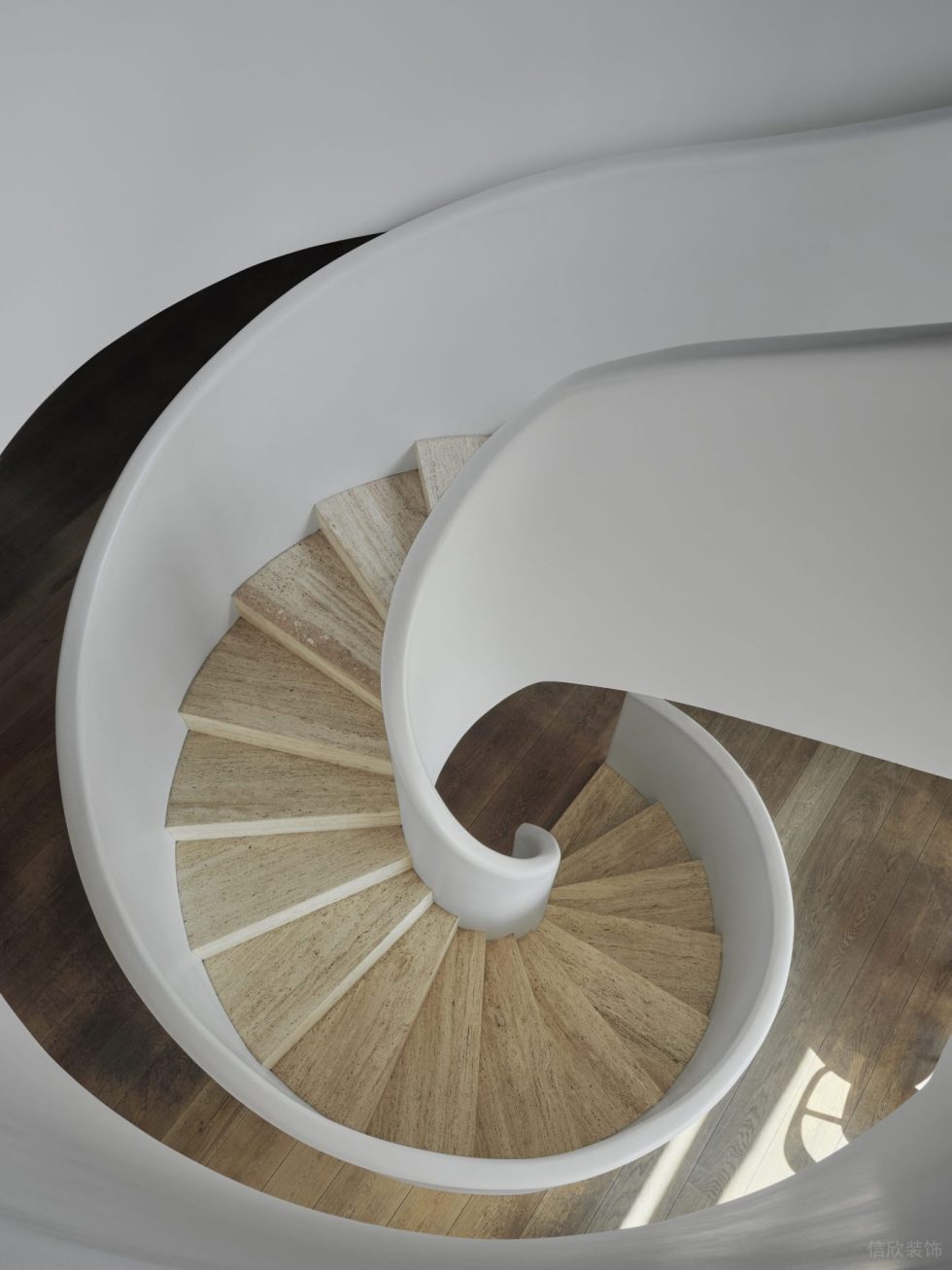 深圳市復(fù)古摩登風(fēng)西餐廳螺旋式梯道裝修設(shè)計
