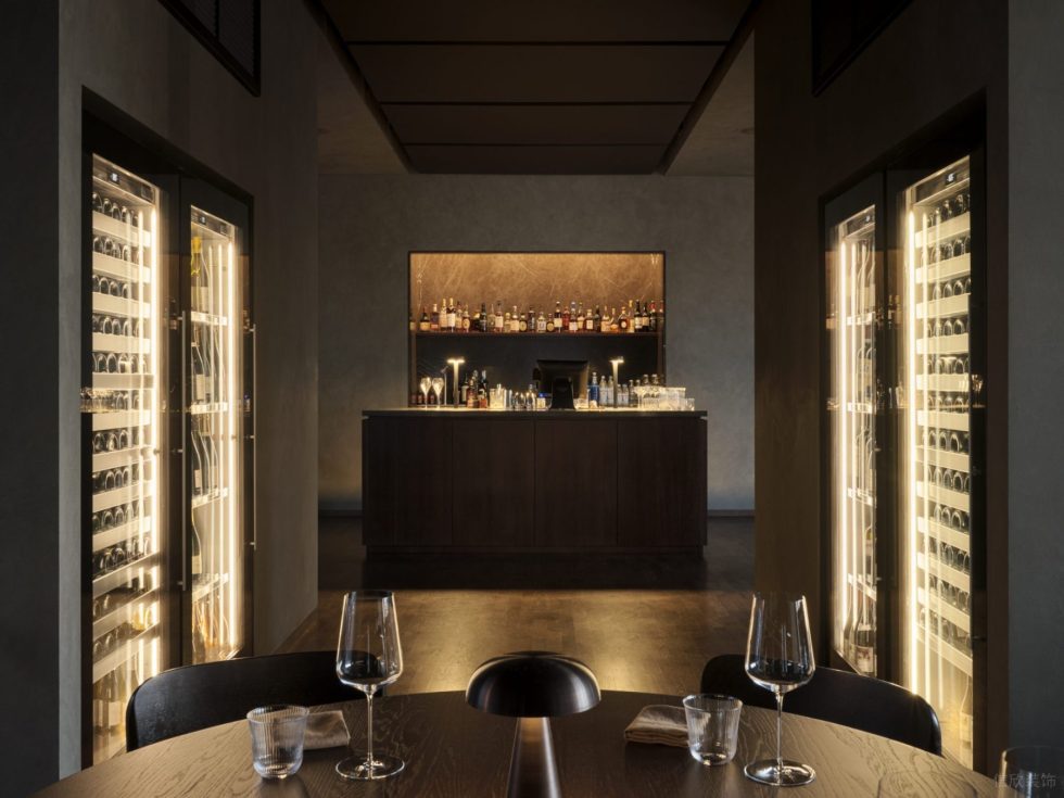 深圳市復(fù)古摩登風(fēng)西餐廳前臺與用餐區(qū)過道裝修設(shè)計