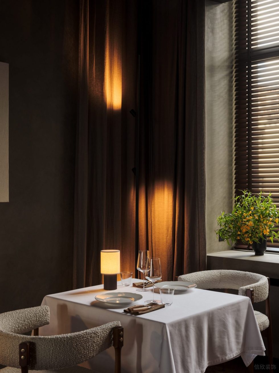 深圳市復(fù)古摩登風(fēng)西餐廳用餐區(qū)雙人桌裝修設(shè)計