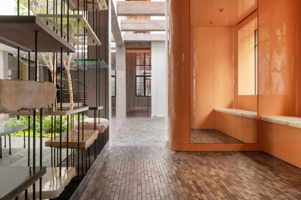 深圳市福田區(qū)黃岡買手店ep Yaying潮牌旗艦店裝修設(shè)計(jì) 仿古磚地面