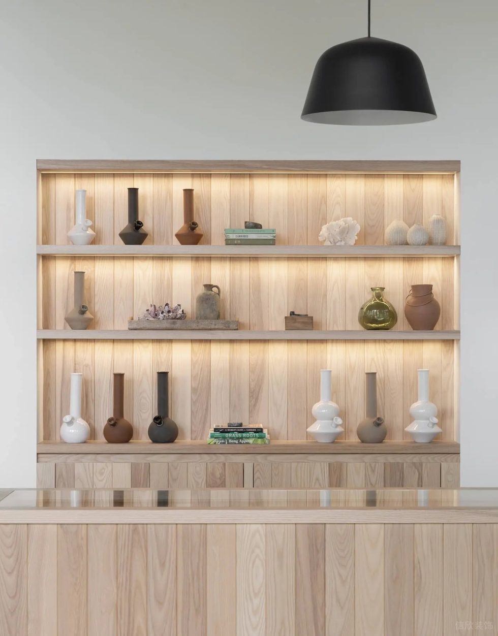 深圳市福田區(qū)華強(qiáng)海藻旗艦緬因州品牌 Seaweed Co. 的旗艦店裝修設(shè)計(jì) 原木風(fēng)展柜