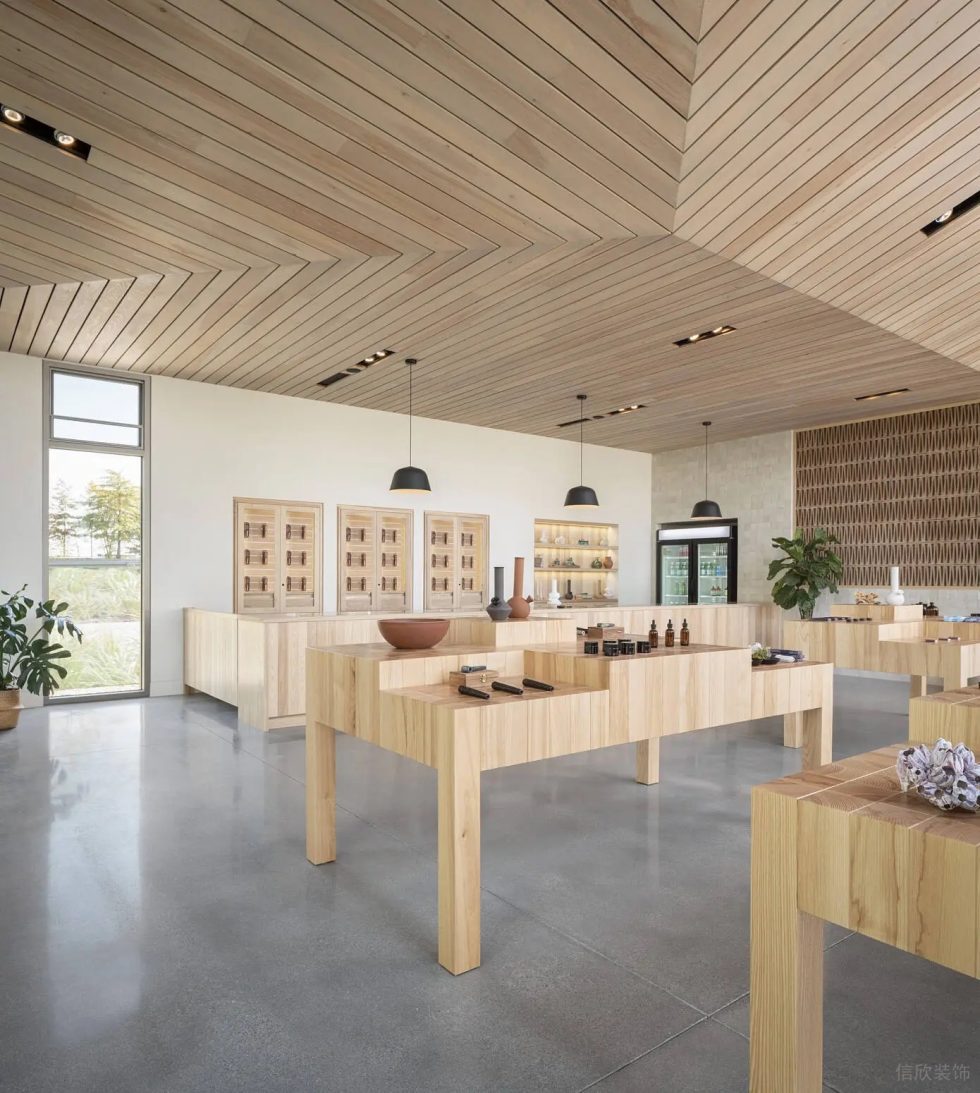 深圳市福田區(qū)華強(qiáng)海藻旗艦緬因州品牌 Seaweed Co. 的旗艦店裝修設(shè)計(jì) 原木風(fēng)展臺(tái)