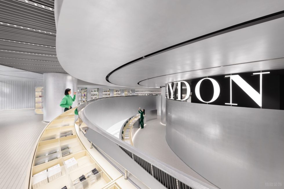 深圳市福田區(qū)景田現(xiàn)代風美妝旗艦店裝修設計效果圖弧形展臺