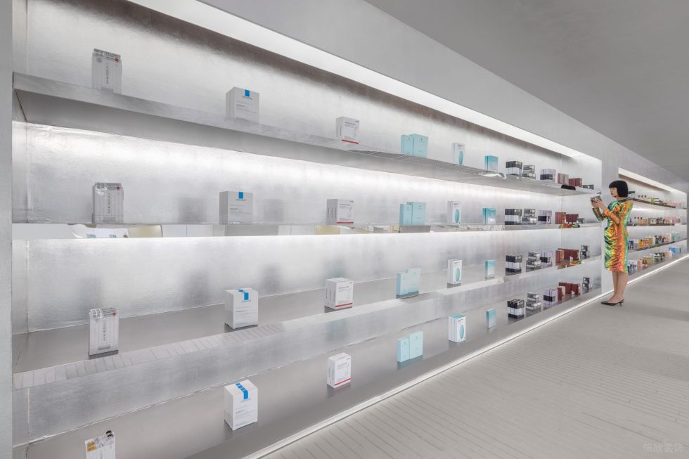 深圳市福田區(qū)景田現(xiàn)代風美妝旗艦店裝修設計效果圖化妝品展柜