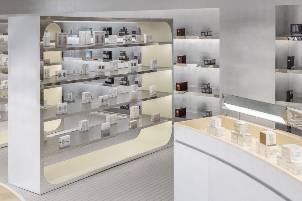 深圳市福田區(qū)景田現(xiàn)代風美妝旗艦店裝修設計效果圖化妝品化妝品展柜二