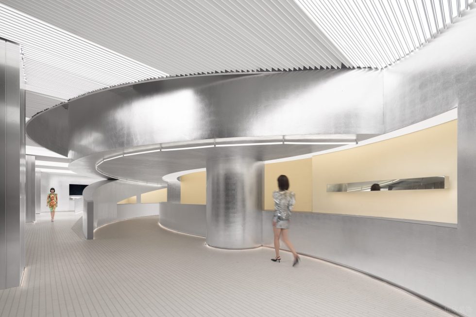 深圳市福田區(qū)景田現(xiàn)代風美妝旗艦店裝修設計效果圖化妝品化妝品銀色弧形樓梯