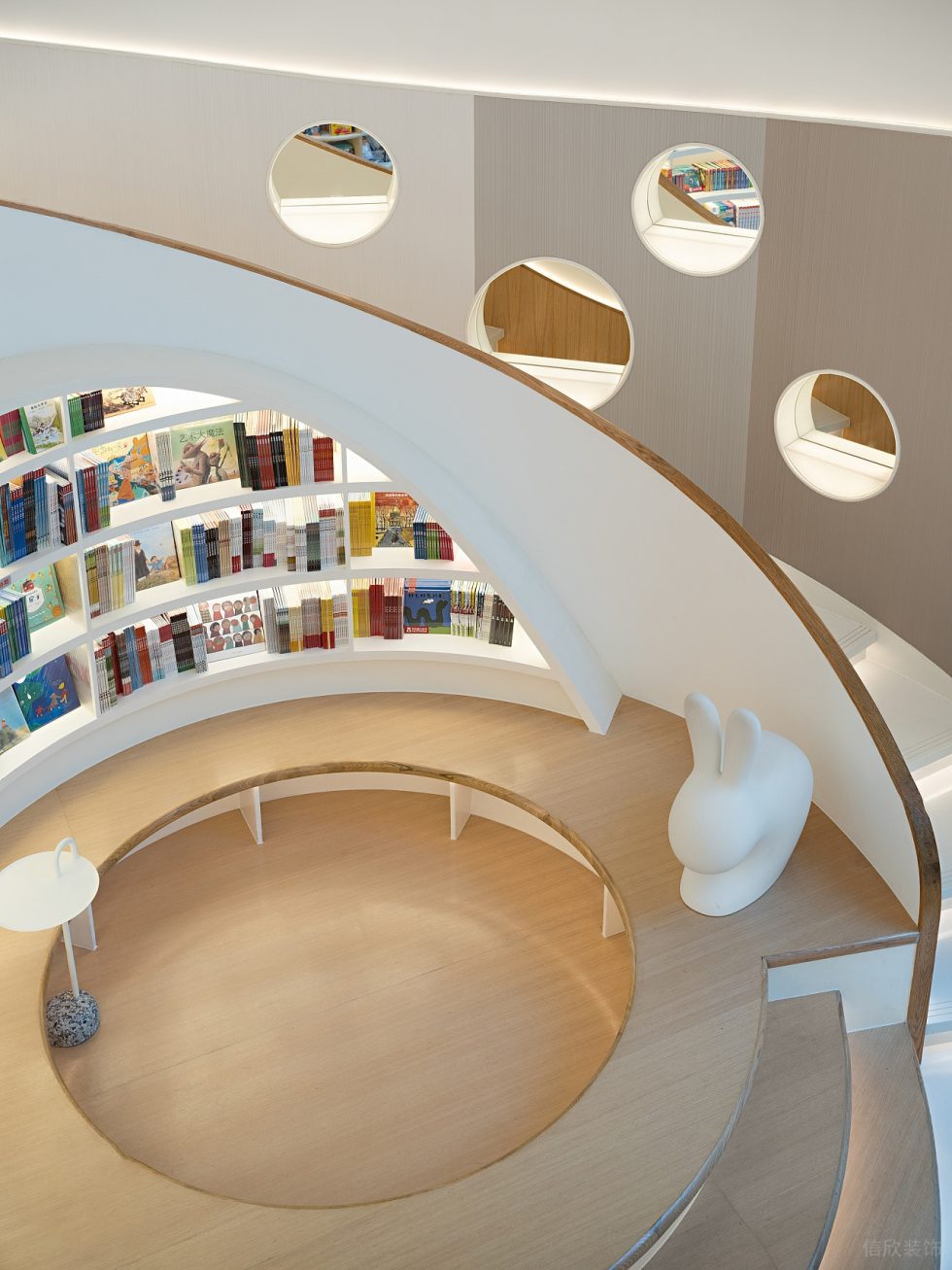 深圳市福田區(qū)香蜜湖現(xiàn)代風(fēng)meiyi美懿兒童書店裝修設(shè)計-原木風(fēng)圓形休息區(qū) 深圳市福田區(qū)香蜜湖現(xiàn)代風(fēng)meiyi美懿兒童書店裝修設(shè)計-原木風(fēng)圓形休息區(qū)