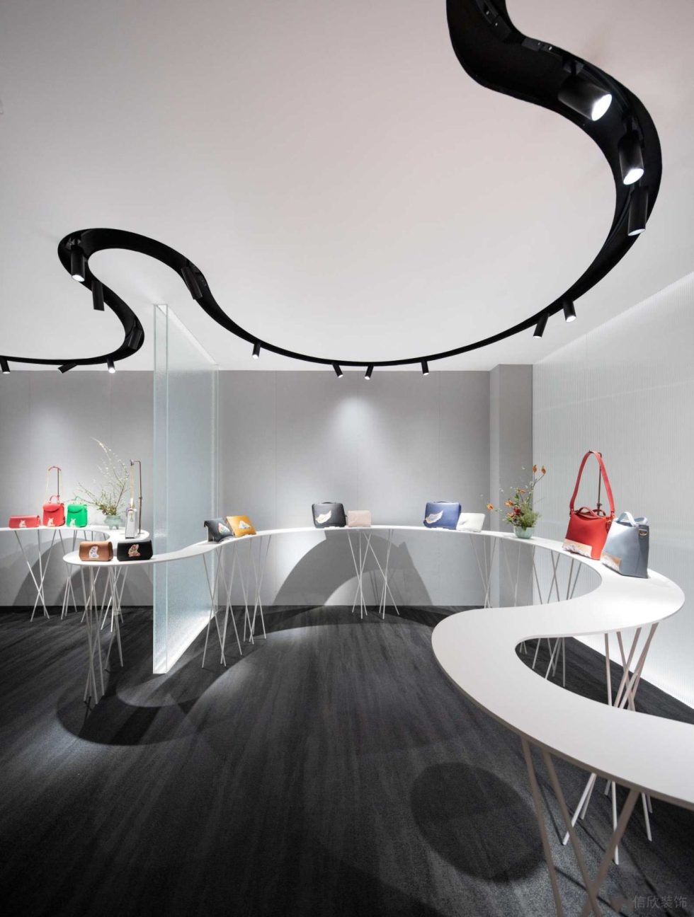 深圳市福田中心區(qū)皮革藝術(shù)形象店裝修設(shè)計(jì) 半圓弧藝術(shù)展臺(tái)二