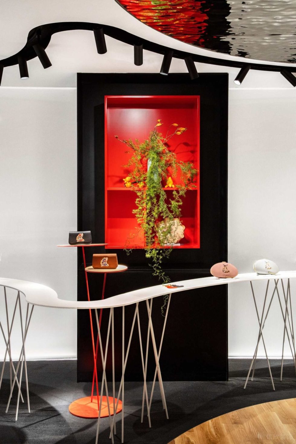 深圳市福田中心區(qū)皮革藝術(shù)形象店裝修設(shè)計(jì) 黑紅雙色壁柜