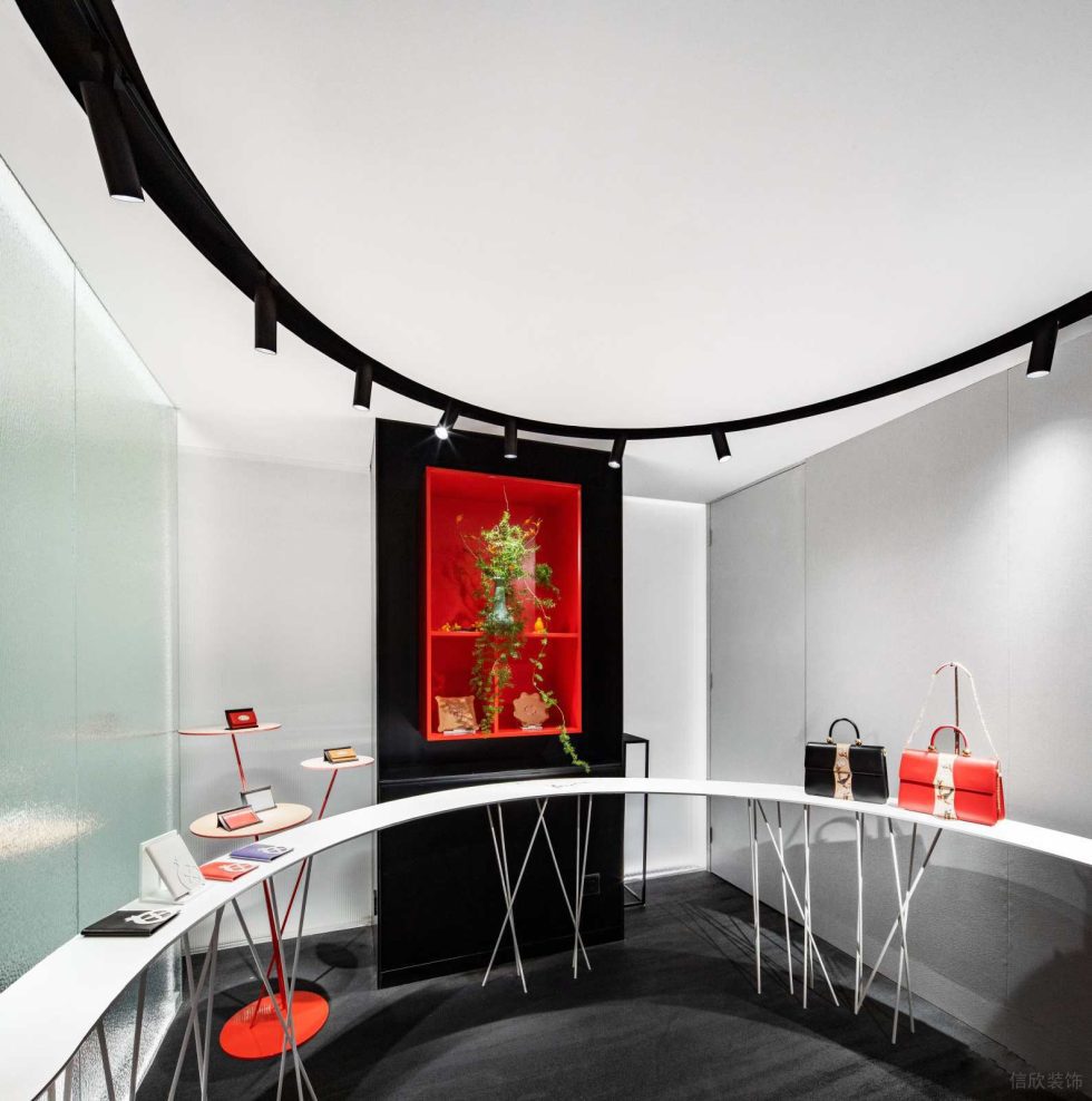 深圳市福田中心區(qū)皮革藝術(shù)形象店裝修設(shè)計(jì) 黑色弧形軌道燈